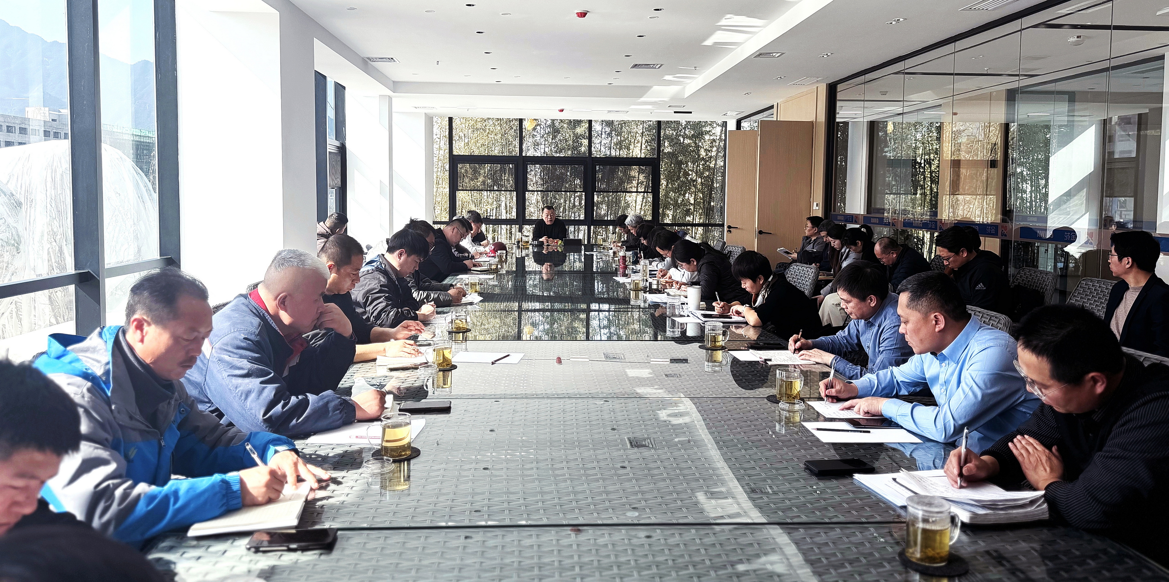 新葡的京集团350vip8888股份董事长邢雅江携经营管理团队一行对草堂项目施工现场进行全面巡查