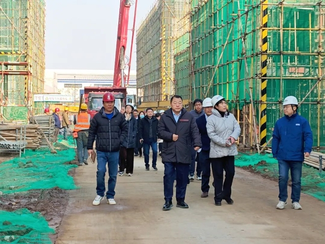 新葡的京集团350vip8888股份董事长邢雅江携经营管理团队一行对草堂建设项目施工现场进行视察 新葡的京集团350vip8888股份董事长邢雅江携经营管理团队一行对草堂建设项目施工现场进行视察